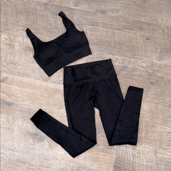 🔥NEW Black Women's Workout Set of leggings and Top🔥 - Picture 1 of 4